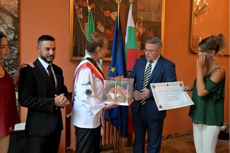Simona Lauri con l'Ambasciatore di Bulgaria Todor Stoyanov